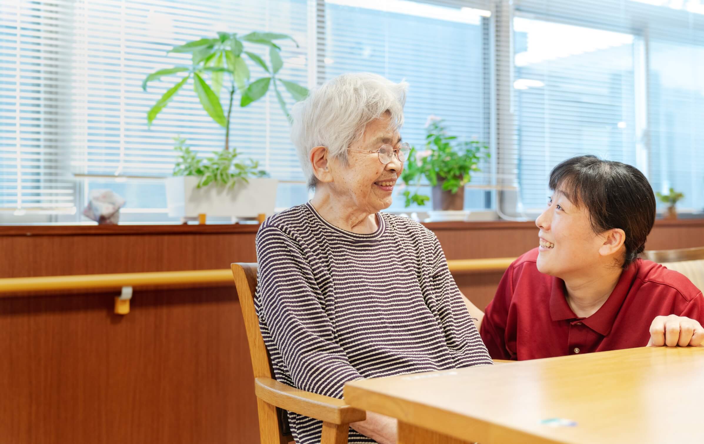 目と目をあわせ、こころ通わせる介護ケア