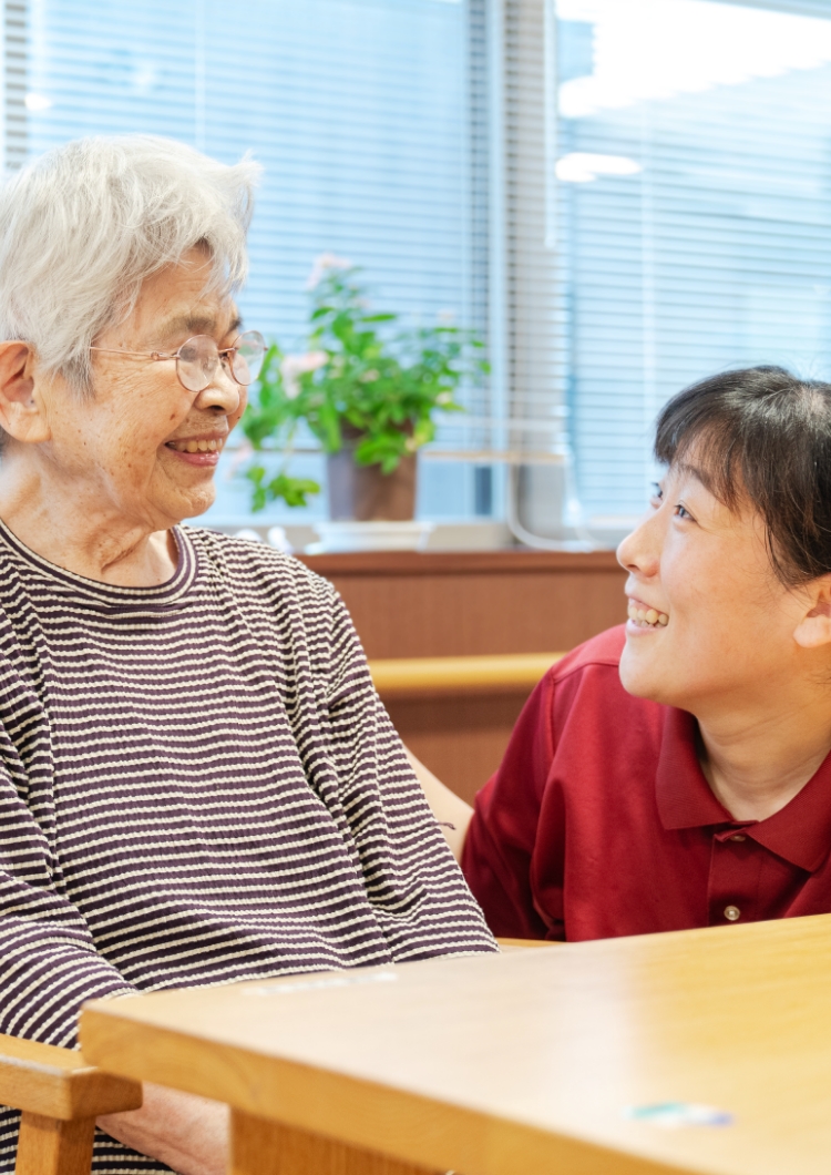 目と目をあわせ、こころ通わせる介護ケア