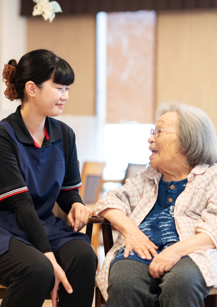目と目をあわせ、こころ通わせる介護ケア