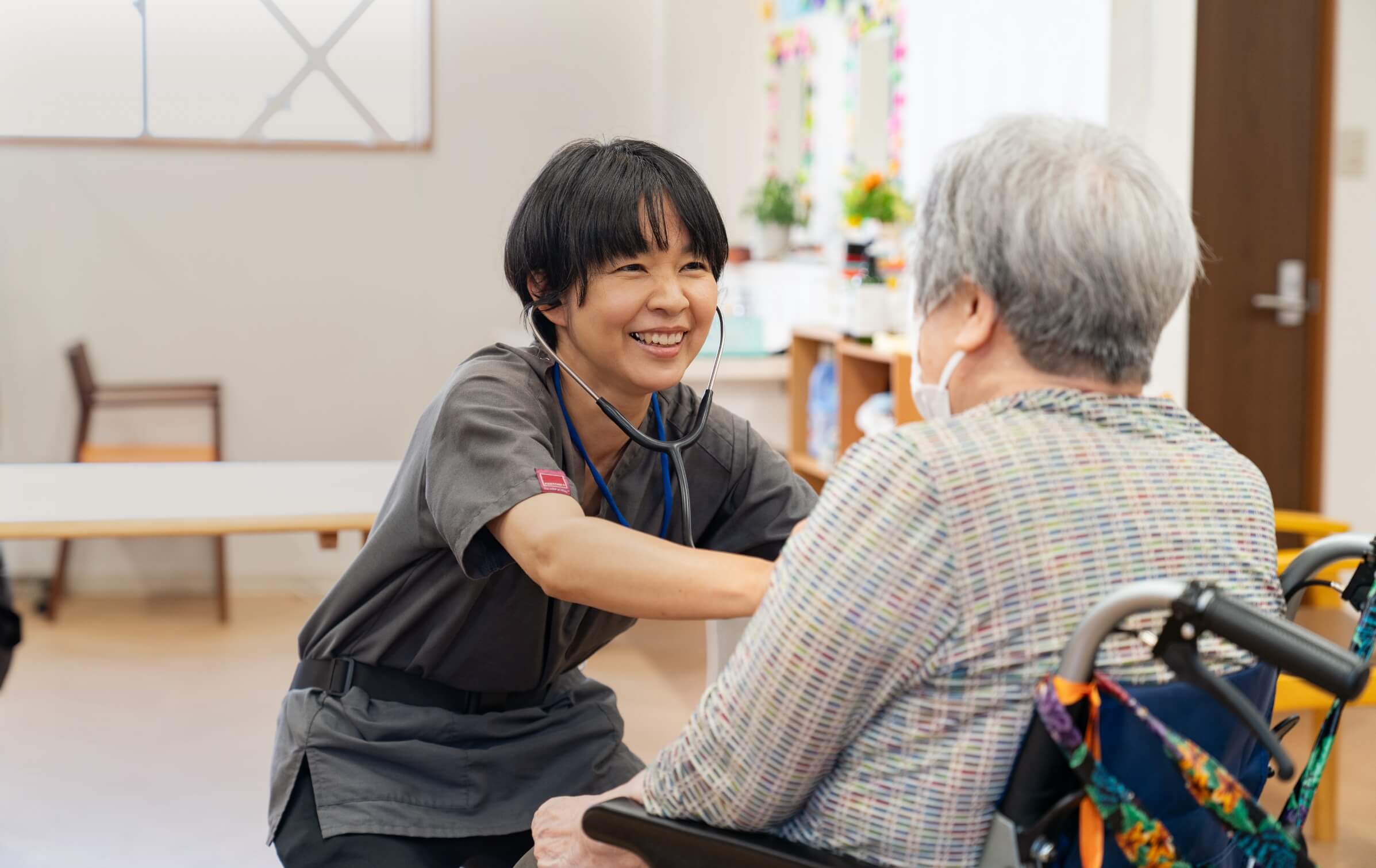 目と目をあわせ、こころ通わせる介護ケア