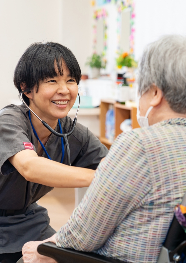 目と目をあわせ、こころ通わせる介護ケア