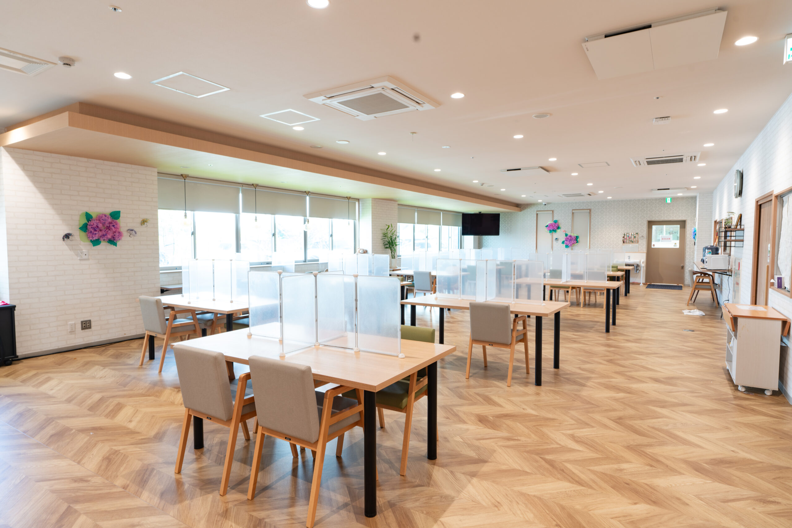 <br />
<b>Warning</b>:  Array to string conversion in <b>/home/xb661875/ikoinosato.com/public_html/wp/wp-content/themes/wp-templ/single-facility.php</b> on line <b>462</b><br />
食事の時間を豊かに彩る開放的な空間（食堂）