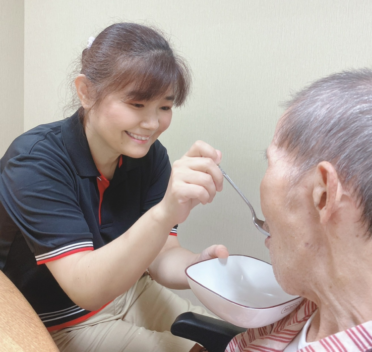 ご利用者様やスタッフに助けてもらいながら楽しく働いています