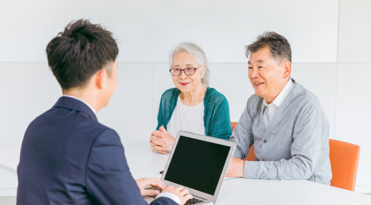 認知症の親に適した介護施設選び　入居のタイミングと施設種類のポイント
